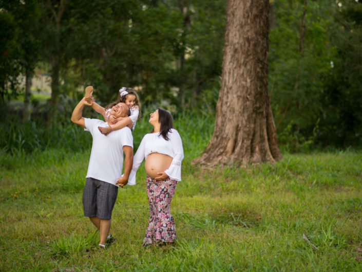 familia no parque mulher está gravida